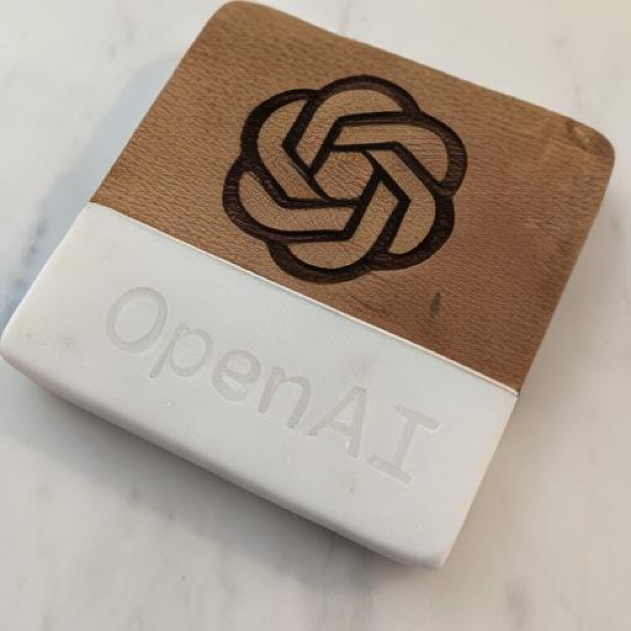 刻有 OpenAI 标志的杯垫